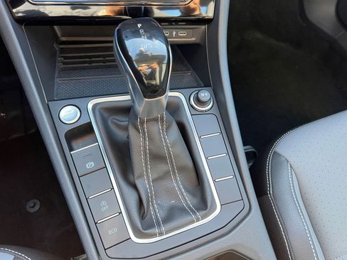 Used 2025 Volkswagen Jetta SE image 40