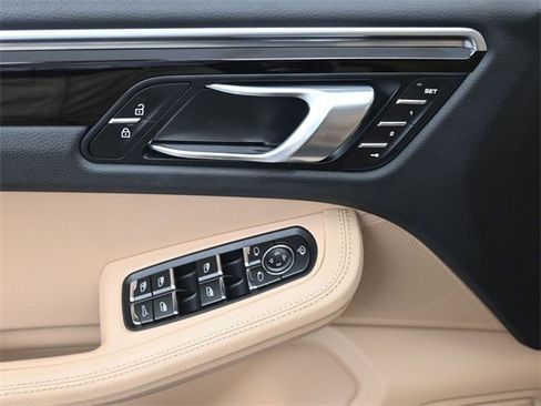 Used 2022 Porsche Macan image 11