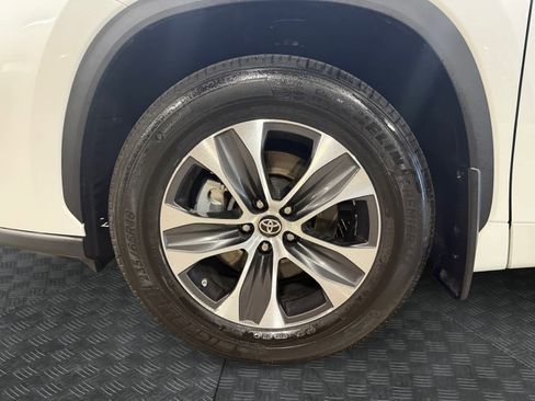 Used 2022 Toyota Highlander XLE AWD/4WD image 15