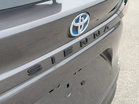 Used 2025 Toyota Sienna XLE w/ XLE Plus Package FWD image 7