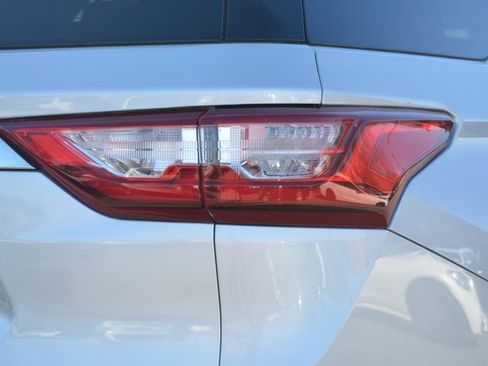 Used 2018 Chevrolet Traverse LT image 12