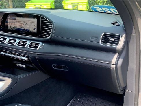 Used 2025 Mercedes-Benz GLS 580 4MATIC image 17