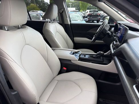 Used 2024 Toyota Grand Highlander AWD Hybrid image 10