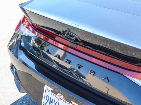Certified 2023 Hyundai Elantra SE FWD image 9