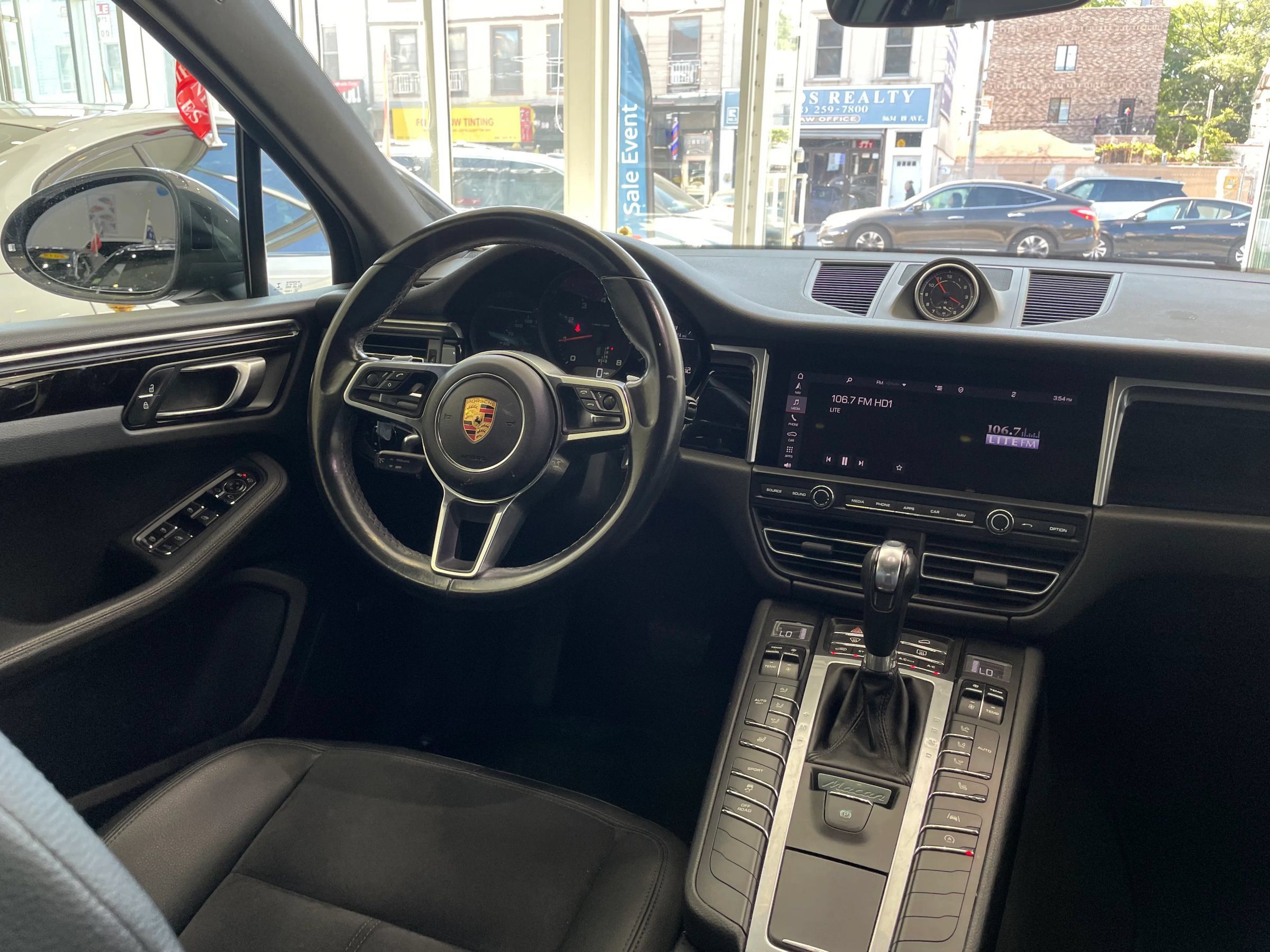 Used 2021 Porsche Macan AWD/4WD image 23