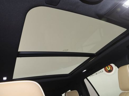 Used 2021 Chevrolet Tahoe Premier w/ Premium Package image 11