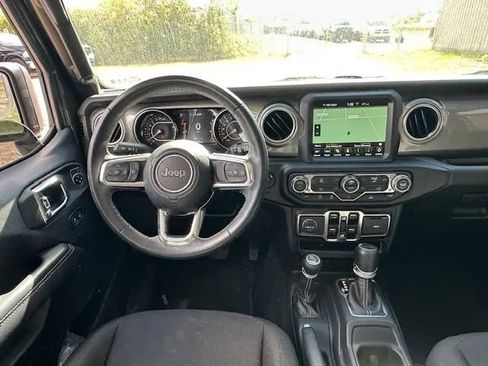 Used 2022 Jeep Wrangler Unlimited Sahara image 16