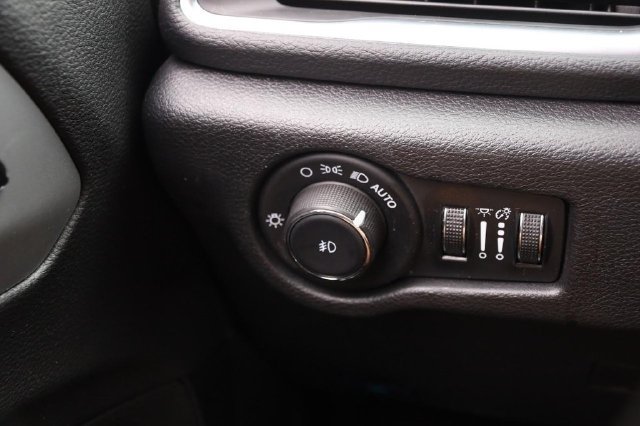 Used 2025 Chrysler Pacifica Limited FWD image 24