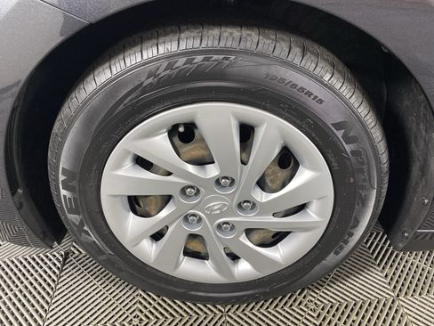 Used 2020 Hyundai Elantra SE FWD image 12