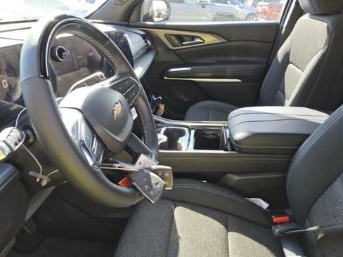 Used 2024 Chevrolet Traverse LT w/ Enhanced Driving Package image 7