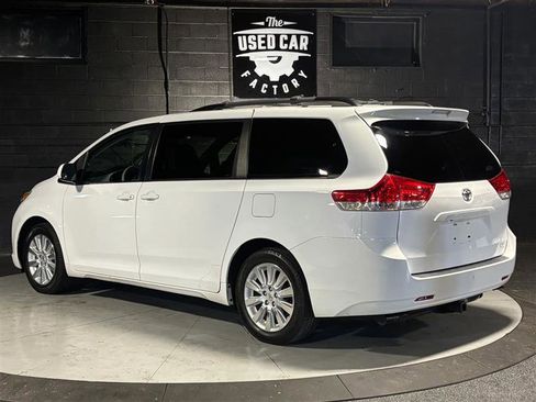 Used 2013 Toyota Sienna XLE image 3