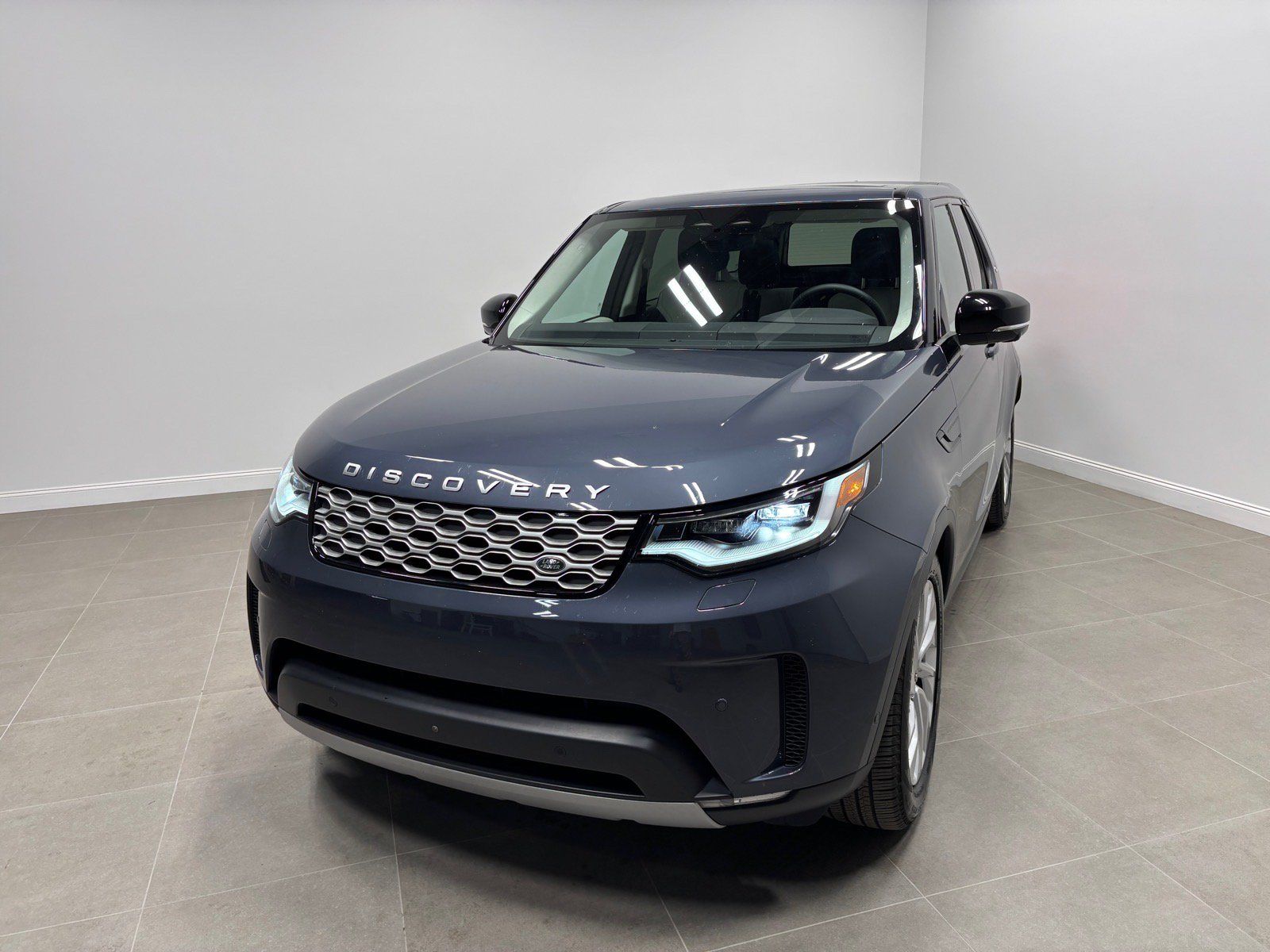 New 2025 Land Rover Discovery S AWD/4WD image 2