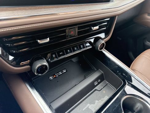 Used 2025 Chevrolet Suburban High Country AWD/4WD image 29