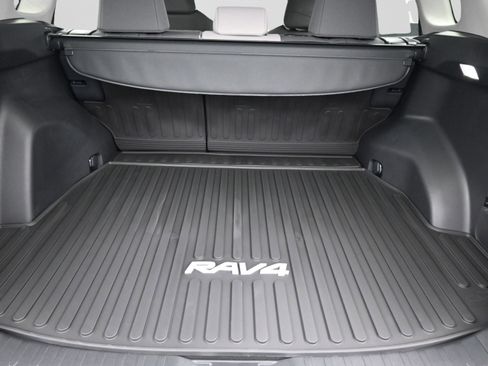 Used 2025 Toyota RAV4 XLE w/ Convenience Package FWD image 31