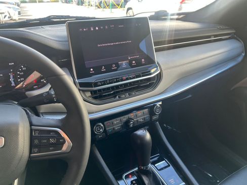 Used 2025 Jeep Compass Limited image 17