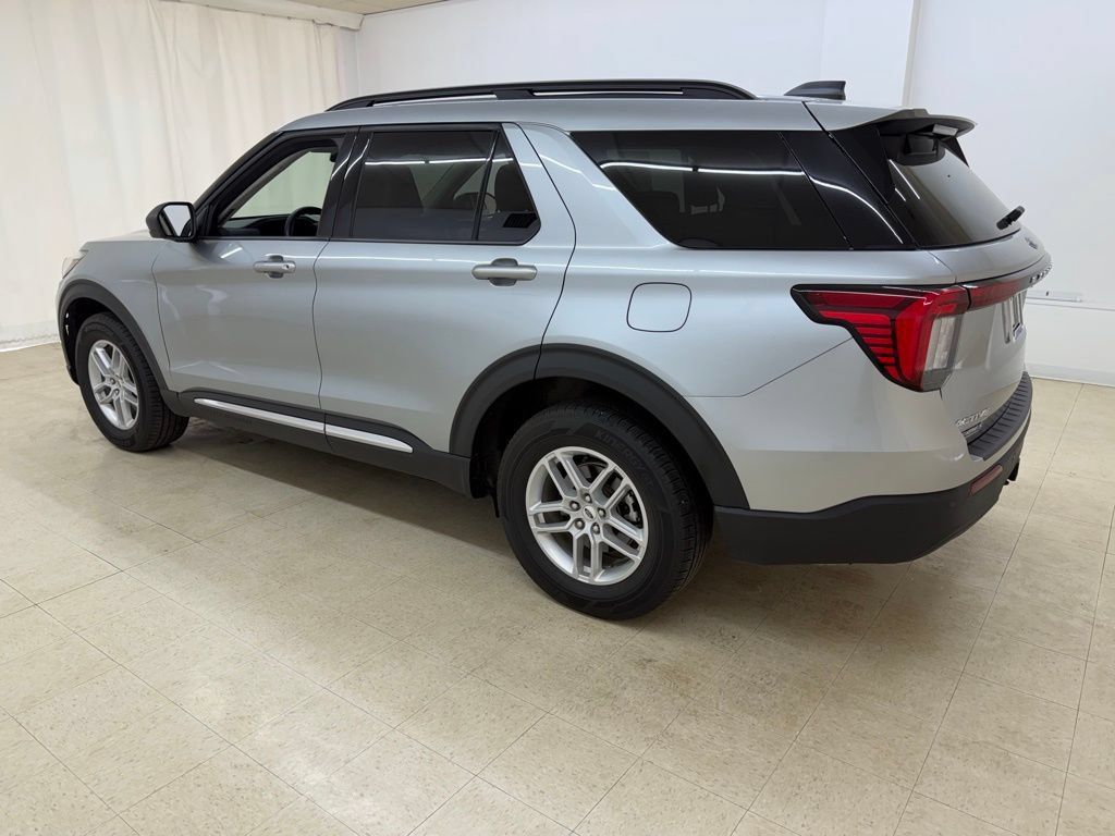 Used 2025 Ford Explorer Active AWD/4WD image 3