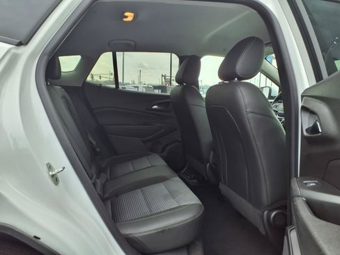Used 2025 Chevrolet Trax LT w/ LT Convenience Package FWD image 21
