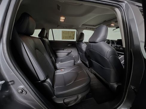 Used 2023 Toyota Highlander XLE image 33