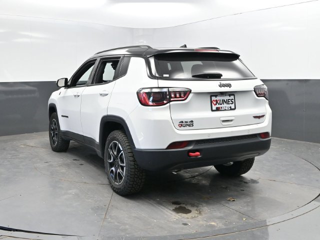 Used 2025 Jeep Compass Trailhawk AWD/4WD image 10