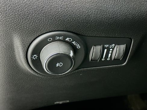 Used 2022 Jeep Compass Latitude FWD image 17