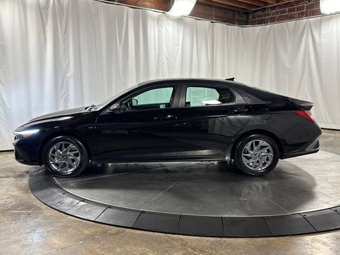 Used 2025 Hyundai Elantra Hybrid FWD image 6