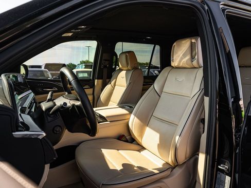 Used 2024 Cadillac Escalade Premium Luxury AWD/4WD image 22