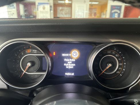 Used 2019 Jeep Wrangler Unlimited Sahara image 11