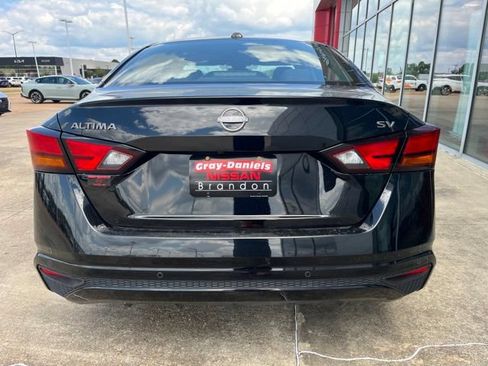 Used 2024 Nissan Altima 2.5 SV FWD image 3