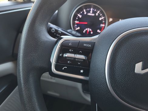 Used 2022 Kia Carnival LX image 19