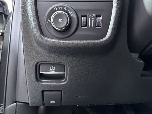 Used 2023 Jeep Grand Cherokee Limited AWD/4WD image 32