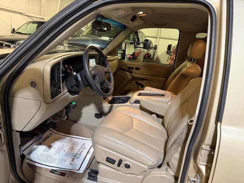 Used 2005 Chevrolet Silverado 2500 LT w/ Heavy-Duty Power Package image 46