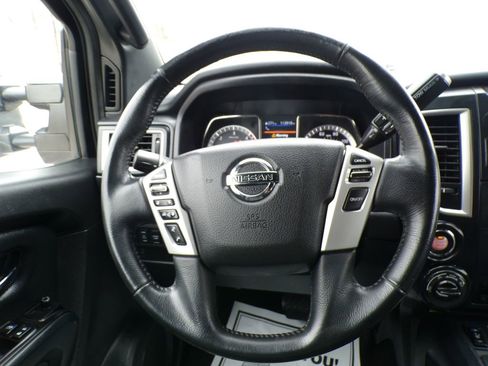Used 2019 Nissan Titan SV w/ SV Convenience Package AWD/4WD image 8