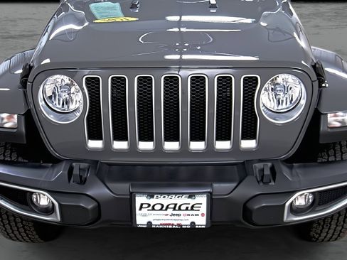 Used 2021 Jeep Wrangler Unlimited Sahara w/ Cold Weather Group image 16