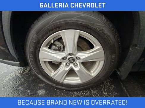 Used 2022 Toyota Highlander LE AWD/4WD image 4