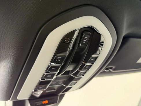 Certified 2026 Porsche Macan AWD/4WD image 19