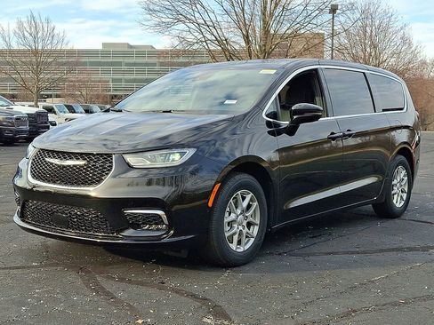 New 2026 Chrysler Pacifica Select image 2
