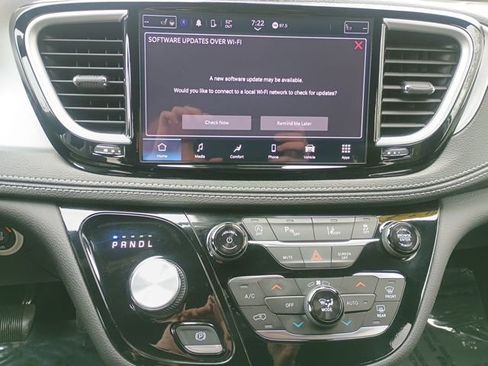 Used 2024 Chrysler Pacifica Touring FWD image 29
