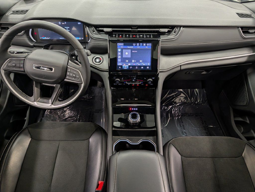 Used 2025 Jeep Grand Cherokee Altitude AWD/4WD image 28
