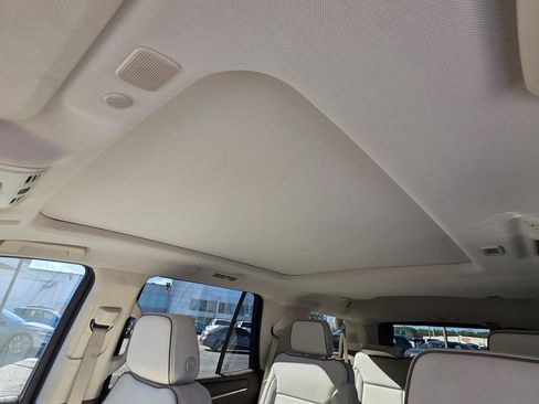 Used 2021 GMC Yukon Denali w/ Denali Premium Package image 9