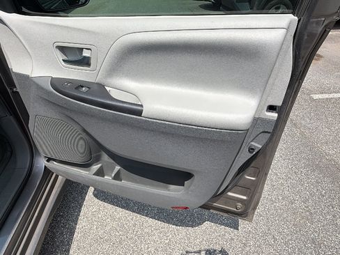 Used 2020 Toyota Sienna LE FWD image 18
