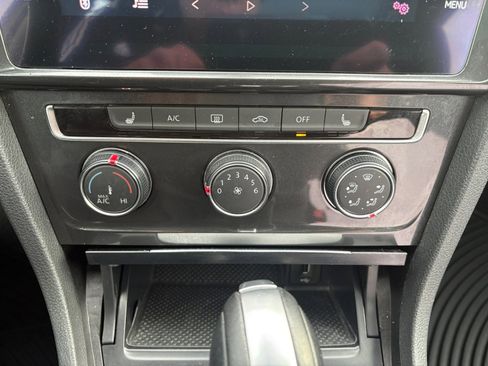 Used 2018 Volkswagen Golf SE image 16