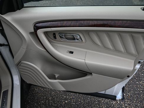 Used 2010 Ford Taurus Limited FWD image 34