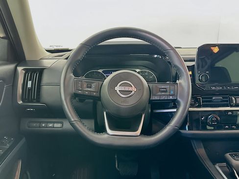 Used 2025 Nissan Pathfinder SL image 18