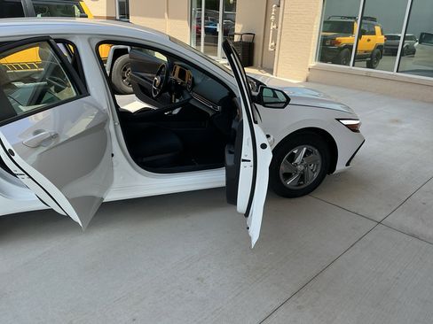 New 2026 Hyundai Elantra SE FWD image 13
