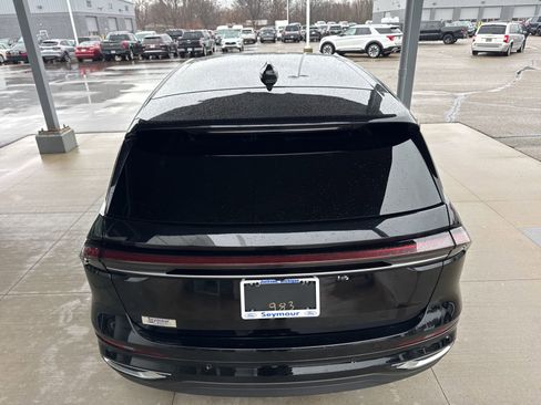 Used 2025 Lincoln Nautilus Premier image 5