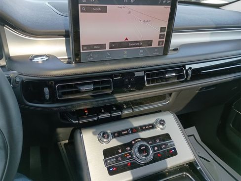 Used 2024 Lincoln Aviator Premiere w/ Premium Package image 24