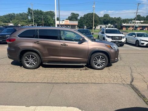 Used 2017 Toyota Highlander XLE AWD/4WD image 19