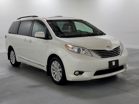 Used 2017 Toyota Sienna XLE Premium AWD/4WD image 2