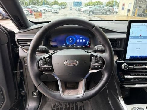 Used 2022 Ford Explorer Platinum w/ Equipment Group 601A AWD/4WD image 23