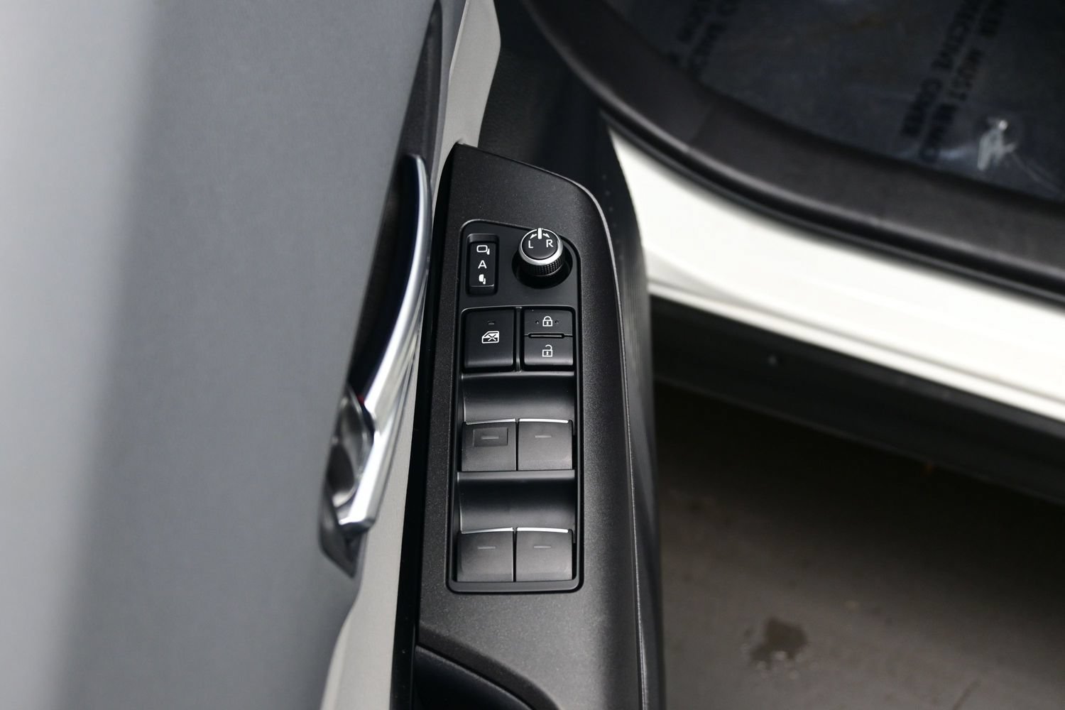 Used 2021 Toyota Venza LE AWD/4WD image 10